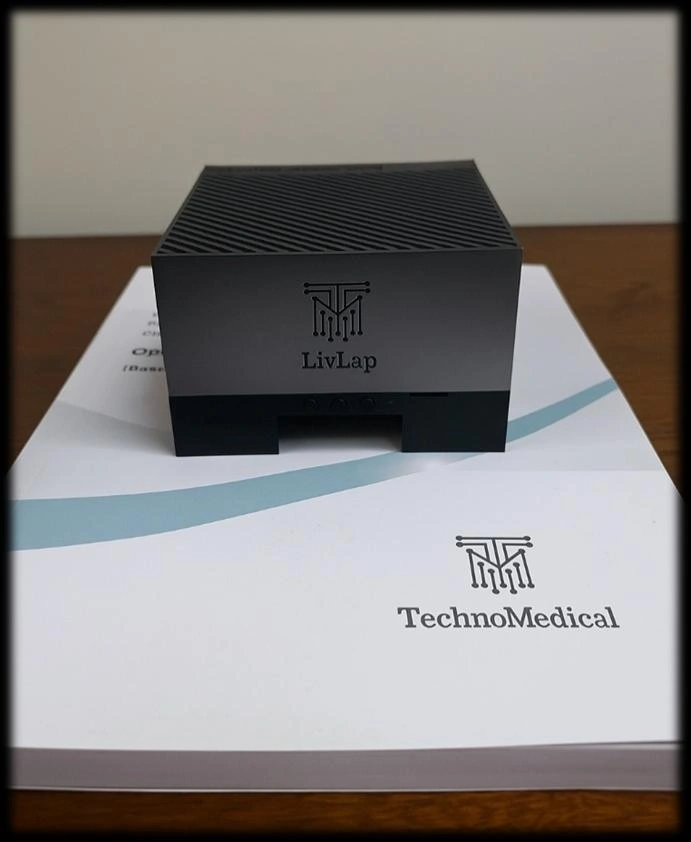 Fotografía original del equipo LivLap, con frente de TechnoMedical y rejilla superior