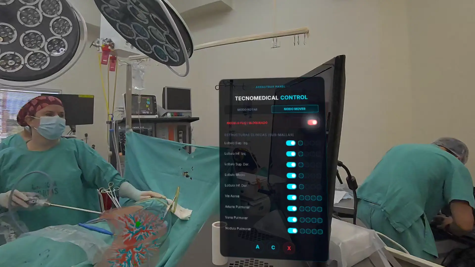 Mano interactuando con el panel del modelo anatómico en realidad aumentada